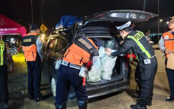Petugas Dishub Kabupaten Sukabumi dan petugas gabungan, saat memeriksa salah satu kendaraan pribadi di Jalan Raya Siliwangi, tepatnya di exit Tol Parungkuda, Kecamatan Parungkuda, Kabupaten Sukabumi, pada Sabtu (18/01) malam.