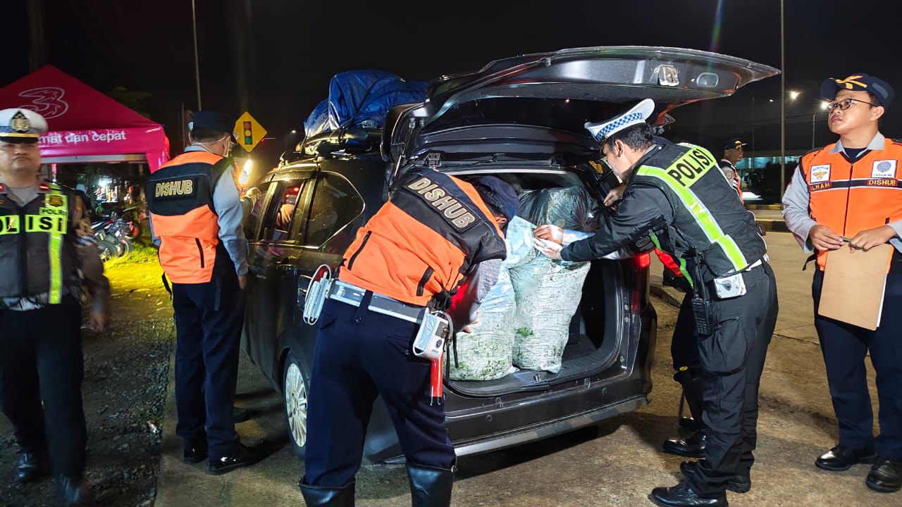 Petugas Dishub Kabupaten Sukabumi dan petugas gabungan, saat memeriksa salah satu kendaraan pribadi di Jalan Raya Siliwangi, tepatnya di exit Tol Parungkuda, Kecamatan Parungkuda, Kabupaten Sukabumi, pada Sabtu (18/01) malam.