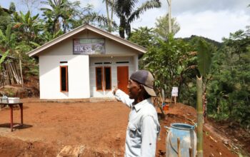 Warga saat menunjukan rumah percontohan yang dibangun dari bantuan BNPB.(FOTO : NANDI/ RADARSUKABUMI)