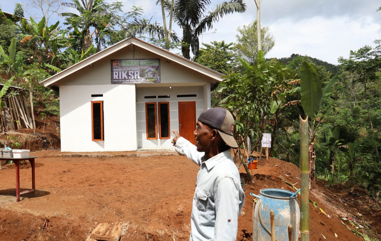Warga saat menunjukan rumah percontohan yang dibangun dari bantuan BNPB.(FOTO : NANDI/ RADARSUKABUMI)