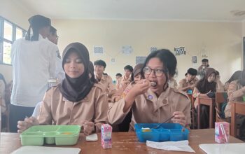MAKAN GRATIS: Sejumlah pelajar SMAN 5 Kota Sukabumi, saat makan bergizi gratis, Rabu (8/1). (FT: BAMBANG/RADARSUKABUMI)
