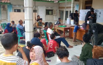 ANTUSIAS: Sejumlah warga Kelurahan Lembursitu, saat melakukan pemilihan Ketua RT secara demokrasi, belum lama ini. (FT: IST)