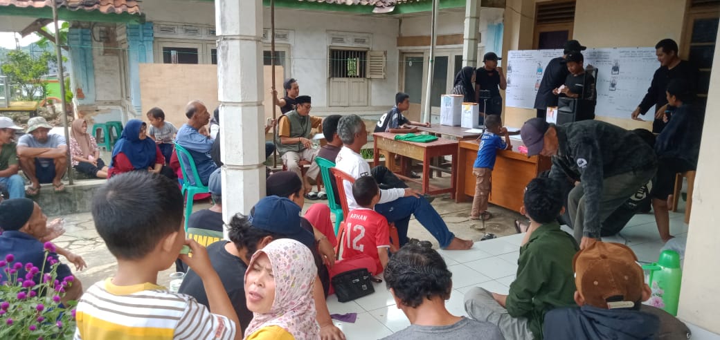 ANTUSIAS: Sejumlah warga Kelurahan Lembursitu, saat melakukan pemilihan Ketua RT secara demokrasi, belum lama ini. (FT: IST)