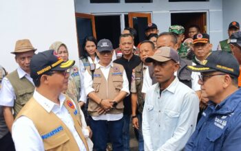 Kepala Badan Nasional Penanggulangan Bencana (BNPB) Letjen TNI Suharyanto melakukan tinjauan pembangunan rumah hunian tetap di desa Wanajaya, Kecamatan Cisolok, kabupaten Sukabumi.(FOTO : NANDI/ RADARSUKABUMI)