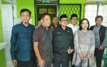 DITINJAU : Kepala BPJPH, Haikal Hassan saat meninjau dapur MBG di Kecamatan Warungkiara, Kabupaten Sukabumi pada Jumat (24/01).(FOTO : UNTUK RADAR SUKABUMI)