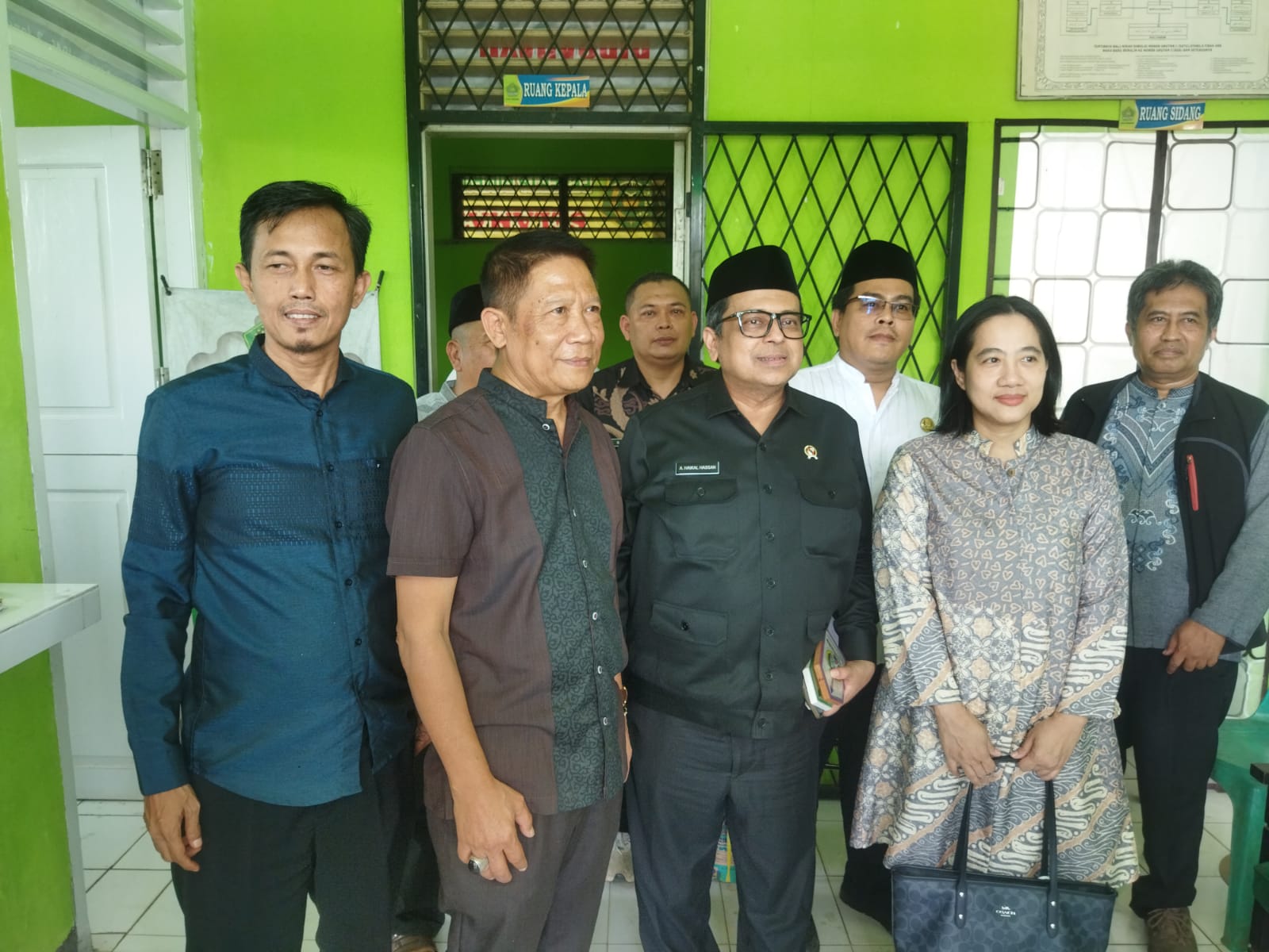 DITINJAU : Kepala BPJPH, Haikal Hassan saat meninjau dapur MBG di Kecamatan Warungkiara, Kabupaten Sukabumi pada Jumat (24/01).(FOTO : UNTUK RADAR SUKABUMI)