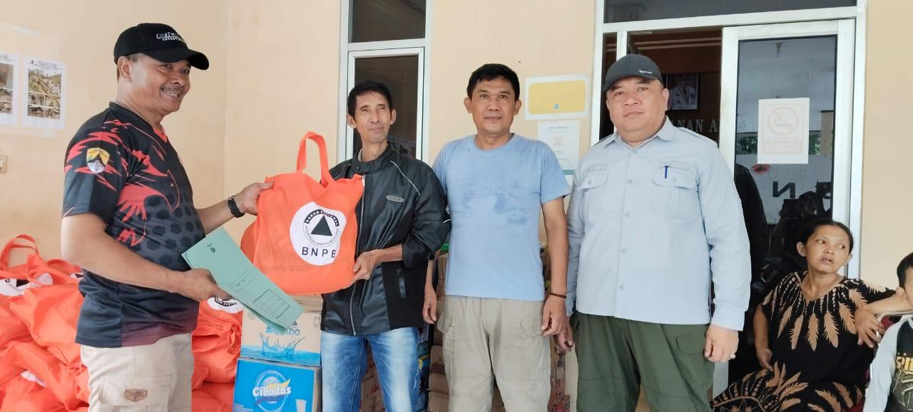 Petugas DKUKM Kabupaten Sukabumi, saat ikut membantu menyalurkan bantuan kepada penyintas bencana alam ke Posko Bencana di Kecamatan Simpenan.