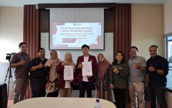 Dua mahasiswa berbakat dari Universitas Nusa Putra (NPU), Najwa Khairiyah Ivanka dari Program Studi Manajemen dan Rifki Arief Munandar dari Program Studi Teknik Informatika, secara resmi dilepas oleh Head of Student Creativity and Activity Unit (SCAU) NPU, Gia Yosep Gunawan, (FOTO : dok/radarsukabumi)