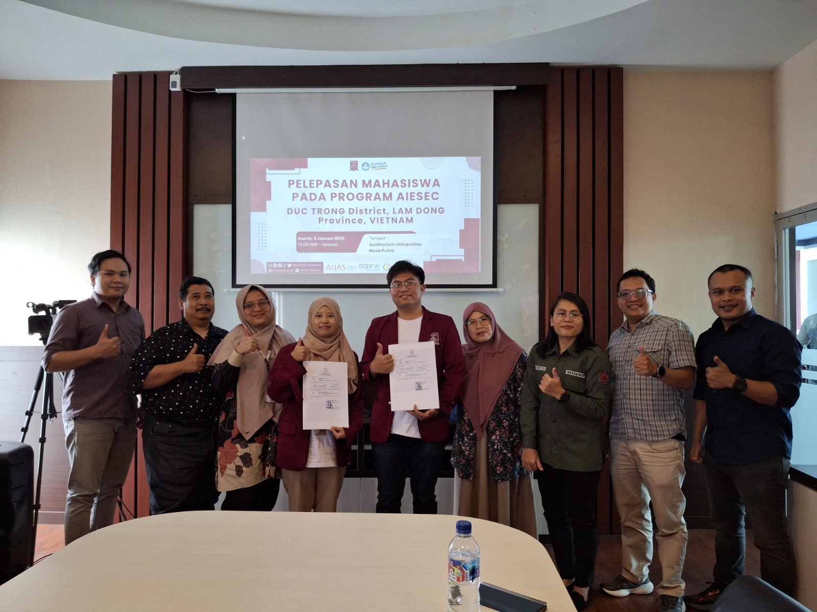 Dua mahasiswa berbakat dari Universitas Nusa Putra (NPU), Najwa Khairiyah Ivanka dari Program Studi Manajemen dan Rifki Arief Munandar dari Program Studi Teknik Informatika, secara resmi dilepas oleh Head of Student Creativity and Activity Unit (SCAU) NPU, Gia Yosep Gunawan, (FOTO : dok/radarsukabumi)