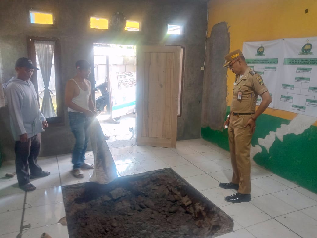 Kondisi lantai bangunan sekolah Paud di Simpenan, Cidadap Sukabumi ambles.(FOTO : UNTUK/ RADARSUKABUMI)