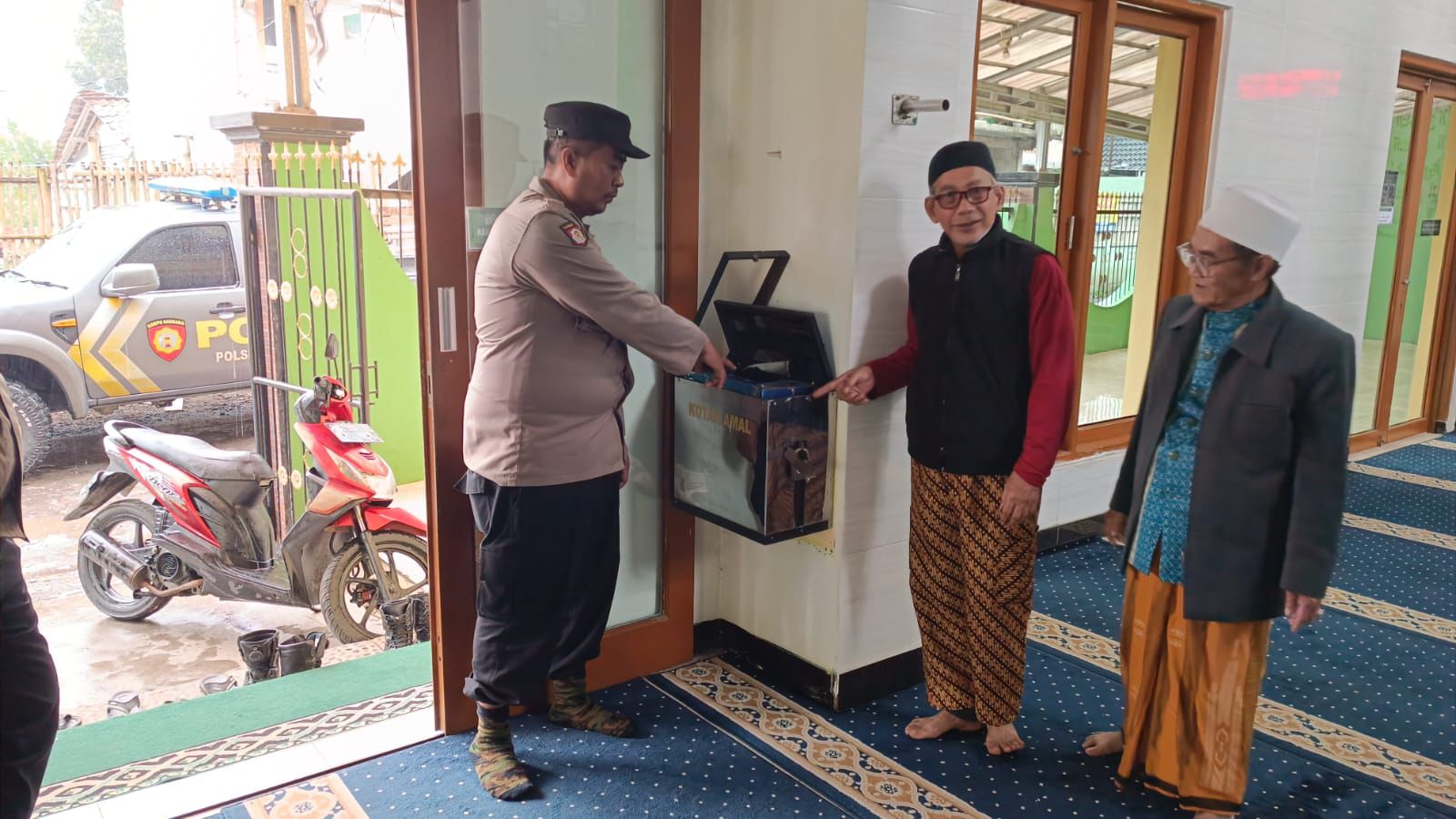 OLAH TKP : Petugas Polres Sukabumi Kota, saat olah TKP pencurian kotak amal di Masjid Jami Al-Huda, yang berlokasi di Kampung Karawang Central, RT 04/RW 01, Desa Karawang, Kecamatan Sukabumi, Kabupaten Sukabumi.(FOTO : UNTUK RADAR SUKABUMI)