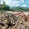 RUSAK : Kondisi jembatan Cikanara, Kampung Cikadaka, Desa Cidadap, kecamatan Simpenan.(FOTO : NANDI/ RADARSUKABUMI