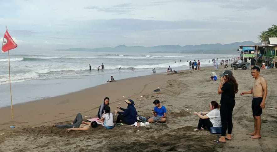 Suasana kawasan objek wisata pantai Citepus, Kecamatan Palabuhanratu, Kabupaten Sukabumi.(FOTO : NANDI/ RADARSUKABUMI)