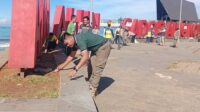 Personel Satpol PP Sukabumi Dikerahkan Bersih Bersih Sampah di Alun Alun Laut Gadobangkong, Komitmen Bantu Kenyamanan Wisata 