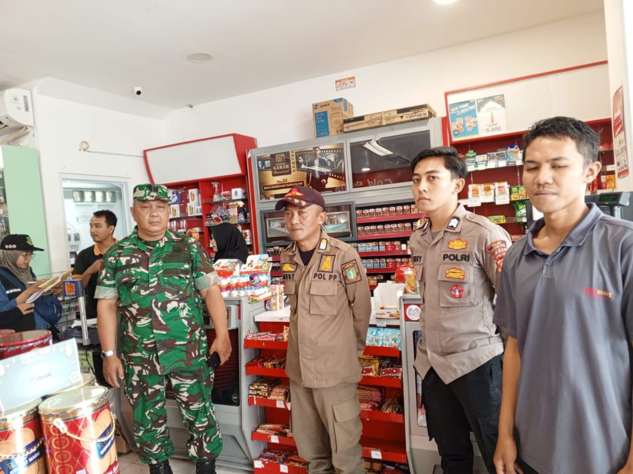 SOSIALISASI: Pemkot Sukabumi, mulai sosialisasikan larangan tempat penjualan untuk memajang rokok di wilayah kerjanya, Jumat (28/2).