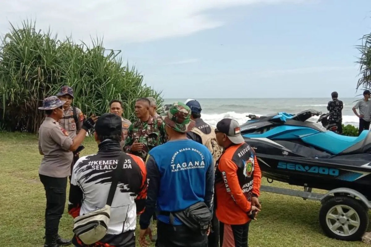 Petugas melakukan operasi pencarian seorang wisatawan yang hilang terseret arus ombak di Pantai Madasari, Kabupaten Pangandaran, Jawa Barat, Rabu (5/1/2025). (Tagana Pangandaran)