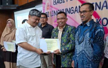 KEREN : Kepala Dinas Pendidikan dan Kebudayaan Kota Sukabumi, Punjul Saepul Hayat saat memberikan penghargaan kepada Plt SMPN 8 Kota Sukabumi, Supriadi di acara Anugerah Pendidikan Disdikbud Kota Sukabumi di Cianjur, pada, Desember 2024. (FOTO : dok/radarsukabumi)