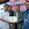 KEREN : Kepala Dinas Pendidikan dan Kebudayaan Kota Sukabumi, Punjul Saepul Hayat saat memberikan penghargaan kepada Plt SMPN 8 Kota Sukabumi, Supriadi di acara Anugerah Pendidikan Disdikbud Kota Sukabumi di Cianjur, pada, Desember 2024. (FOTO : dok/radarsukabumi)