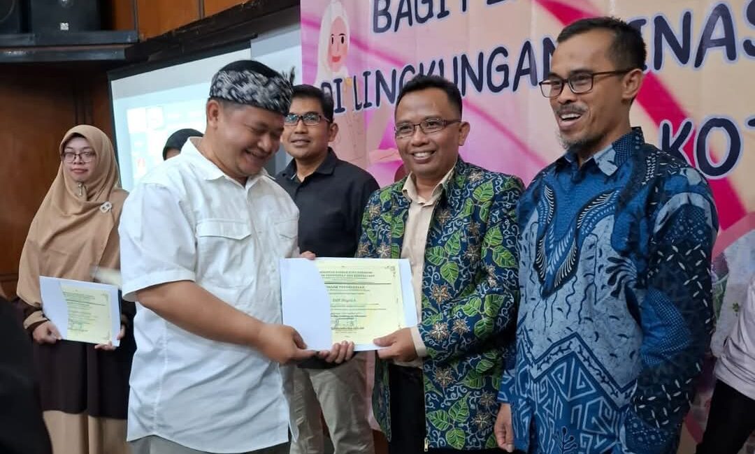 KEREN : Kepala Dinas Pendidikan dan Kebudayaan Kota Sukabumi, Punjul Saepul Hayat saat memberikan penghargaan kepada Plt SMPN 8 Kota Sukabumi, Supriadi di acara Anugerah Pendidikan Disdikbud Kota Sukabumi di Cianjur, pada, Desember 2024. (FOTO : dok/radarsukabumi)