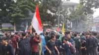 Ratusan Mahasiswa di Bandung Tuntut Batalkan Wacana Kampus Kelola Tambang
