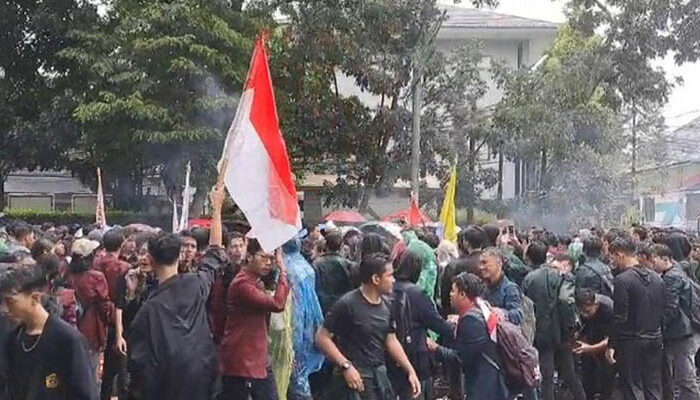Ratusan Mahasiswa di Bandung Tuntut Batalkan Wacana Kampus Kelola Tambang