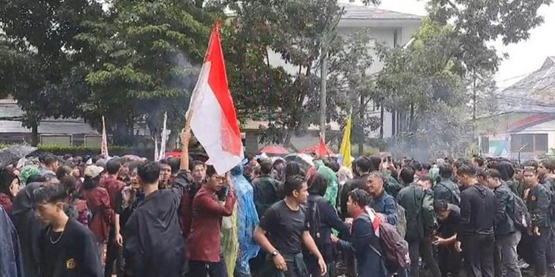 Aksi mahasiswa di depan Gedung DPRD Jabar, Senin 17 Februari 2025