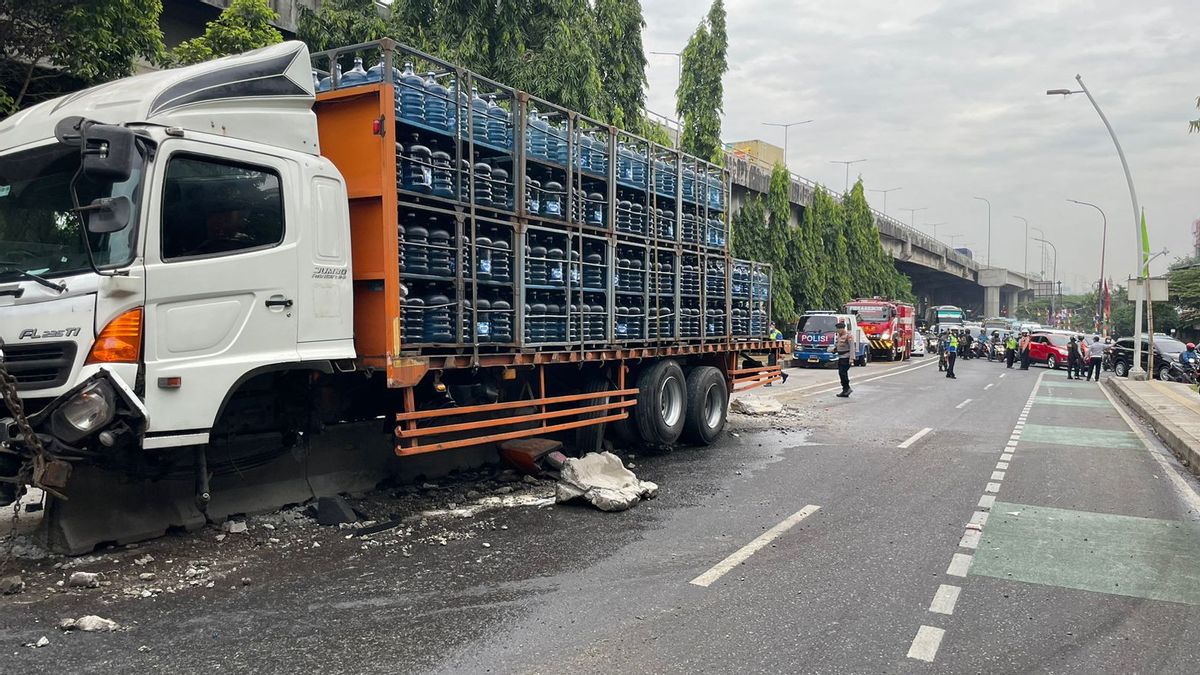 Polisi memastikan truk pembawa galon mineral merek Aqua menjadi penyebab kecelakaan tragis di Gerbang Tol Ciawi, Kelurahan Katulampa, Kota Bogor,  pada Selasa malam,