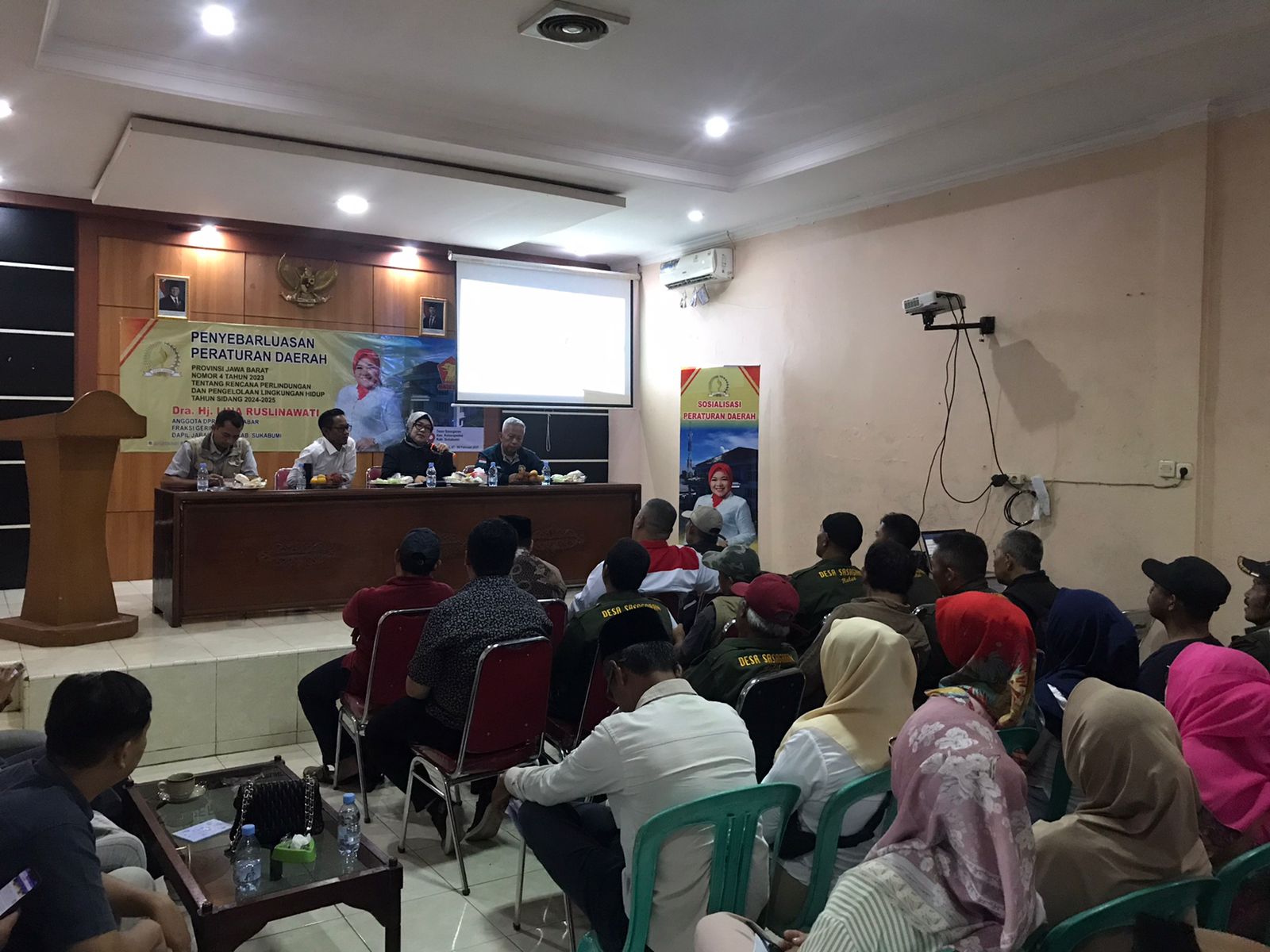 Anggota DPRD Jawa Barat dari Fraksi Gerindra, Lina Ruslinawati, melakukan penyebaran informasi terkait Peraturan Daerah tentang Rencana Perlindungan dan Pengelolaan Penyelenggaraan Lingkungan Hidup (RPPLH) di Desa Sasagaran, Kecamatan Kebonpedes, Kabupaten Sukabumi, pada Sabtu (08/02/2025).