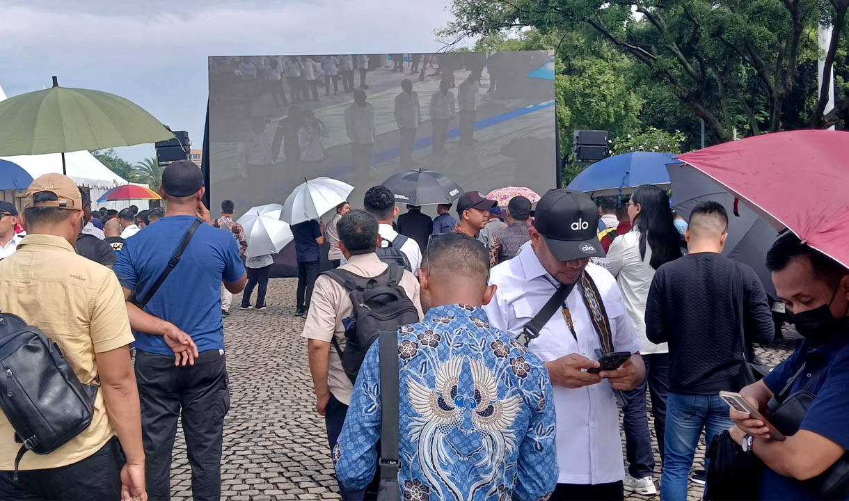 Ratusan keluarga kepala daerah terpilih menonton gladi bersih pelantikan melalui videotron di kawasan Monas, Jakarta Pusat pada Rabu, 19 Februari 2025.-cahyono-