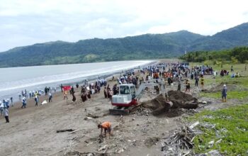 Aksi ratusan peserta melaksanakan pembersihan sampah di pantai Palangpang.(FOTO : NANDI/ RADARSUKABUMI)