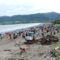 Aksi ratusan peserta melaksanakan pembersihan sampah di pantai Palangpang.(FOTO : NANDI/ RADARSUKABUMI)