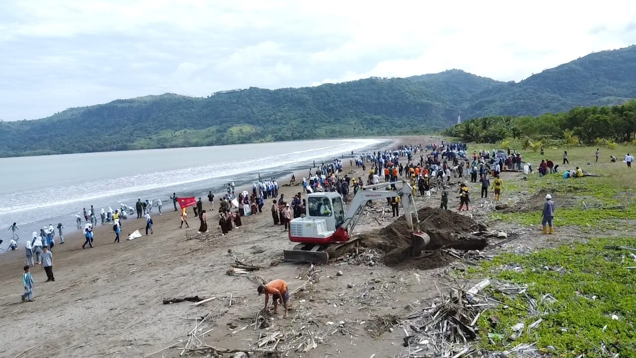 Aksi ratusan peserta melaksanakan pembersihan sampah di pantai Palangpang.(FOTO : NANDI/ RADARSUKABUMI)