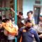 Aparat Kepolisian membawa kantong berisi jenazah istri pelaku S, yang dibongkar dari dalam septictank di kediamannya di Kampung Cikeronjo, Desa Sindangmulya, Kecamatan Cibarusah, Kabupaten Bekasi, Rabu (5/2/2025). Tersangka S juga merupakan pelaku pembunuh perempuan penagih hutang di kediamannya. 