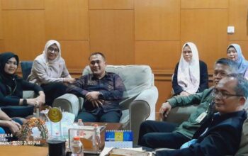 MUSYAWARAH : Kadisdik Kabupaten Sukabumi, Eka Nandang, saat musyawarah dengan perwakilan guru honorer K2 di aula Dinas Pendidikan Kabupaten Sukabumi, Desa Cimanggu, Kecamatan Cikembar, belum lama ini.