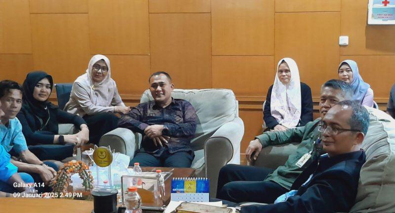 MUSYAWARAH : Kadisdik Kabupaten Sukabumi, Eka Nandang, saat musyawarah dengan perwakilan guru honorer K2 di aula Dinas Pendidikan Kabupaten Sukabumi, Desa Cimanggu, Kecamatan Cikembar, belum lama ini.