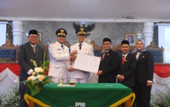 RAPAT PARIPURNA: Walikota dan Wakil Walikota Sukabumi Ayep Zaki-Bobby Maulana saat mengikuti Rapat Paripurna DPRD Kota Sukabumi, Kamis (20/2). (FT: BAMBANG/RADARSUKABUMI)