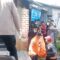 DIEVAKUASI : Petugas gabungan saat mengevakuasi jasad pria yang ditemukan membusuk di kontrakan, tepatnya Kampung Susukan, RT 01/RW 07, Desa Bojongkokosan, Kecamatan Parungkuda, Kabupaten Sukabumi, pada Selasa (18/02).(FOTO : UNTUK RADAR SUKABUMI)