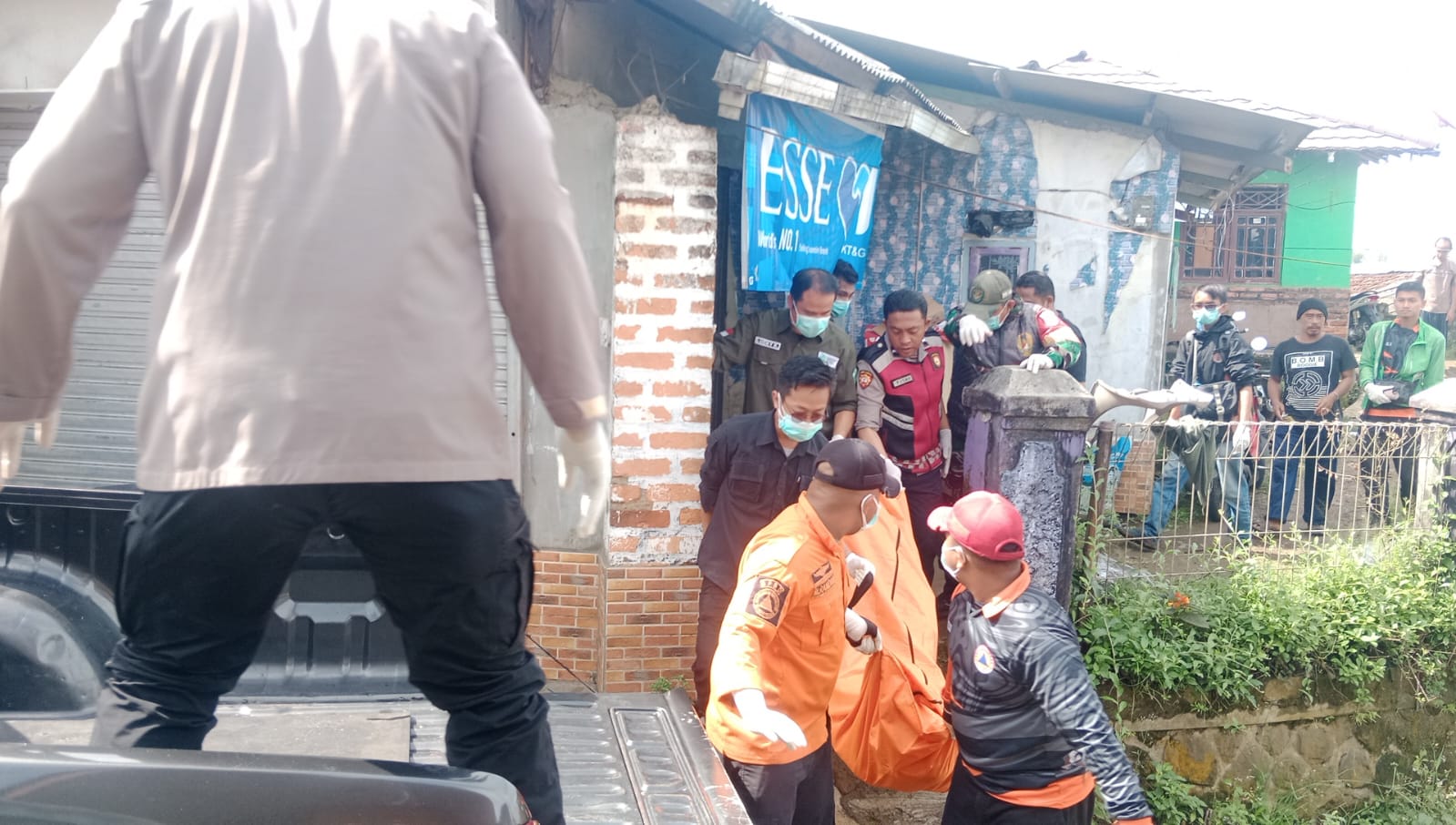 DIEVAKUASI : Petugas gabungan saat mengevakuasi jasad pria yang ditemukan membusuk di kontrakan, tepatnya Kampung Susukan, RT 01/RW 07, Desa Bojongkokosan, Kecamatan Parungkuda, Kabupaten Sukabumi, pada Selasa (18/02).(FOTO : UNTUK RADAR SUKABUMI)