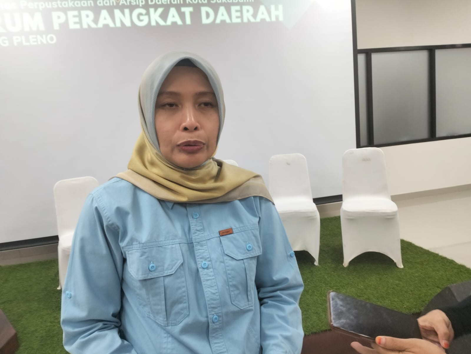 DIWAWANCARA: Kepala Dispusipda Kota Sukabumi, Galih Marelia Anggraeni saat diwawancara sejumlah media, belum lama ini.(Foto: BAMBANG/RADARSUKABUMI)