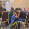 Saat sejumlah remaja meminta maaf kepada para orang tuanya masing maisng saat dilakukan pembinaan di polres Sukabumi.(FOTO : NANDI/ RADARSUKABUMI)