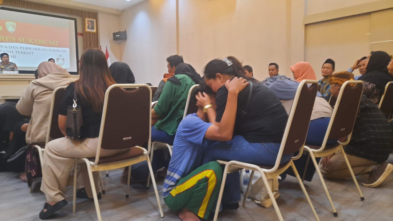Saat sejumlah remaja meminta maaf kepada para orang tuanya masing maisng saat dilakukan pembinaan di polres Sukabumi.(FOTO : NANDI/ RADARSUKABUMI)