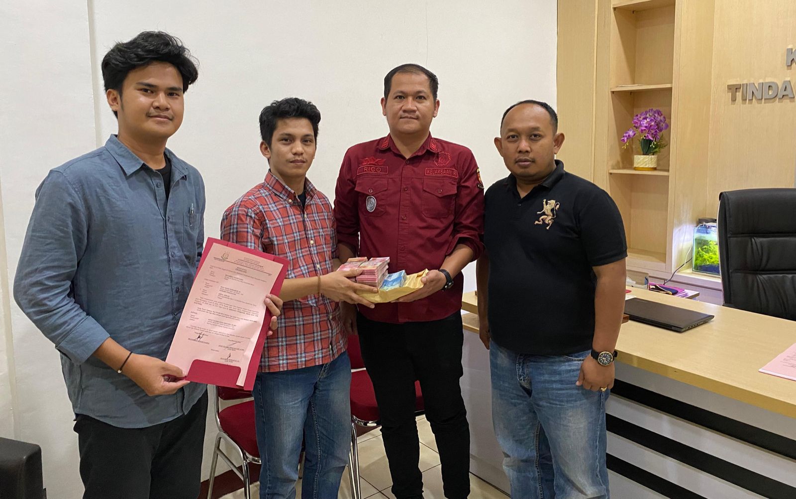 DISERAHKAN : Kasi Pidsus Kejari Kabupaten Sukabumi, Agus Yuliana Indra Santoso saat menerima uang titipan dari tersangka D melalui pengacaranya pada kasus Tipikor dana Covid-19.(FOTO : UNTUK RADAR SUKABUMI)