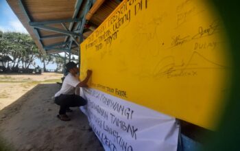 RUSAK LINGKUNGAN: Penolakan warga terhadap rencana pembangunan tambak udang vaname, di kampung Mekarjaya, Desa Buniwangi, kecamatan Surade, Kabupaten Sukabumi. (FOTO : NANDI/ RADARSUKABUMI)