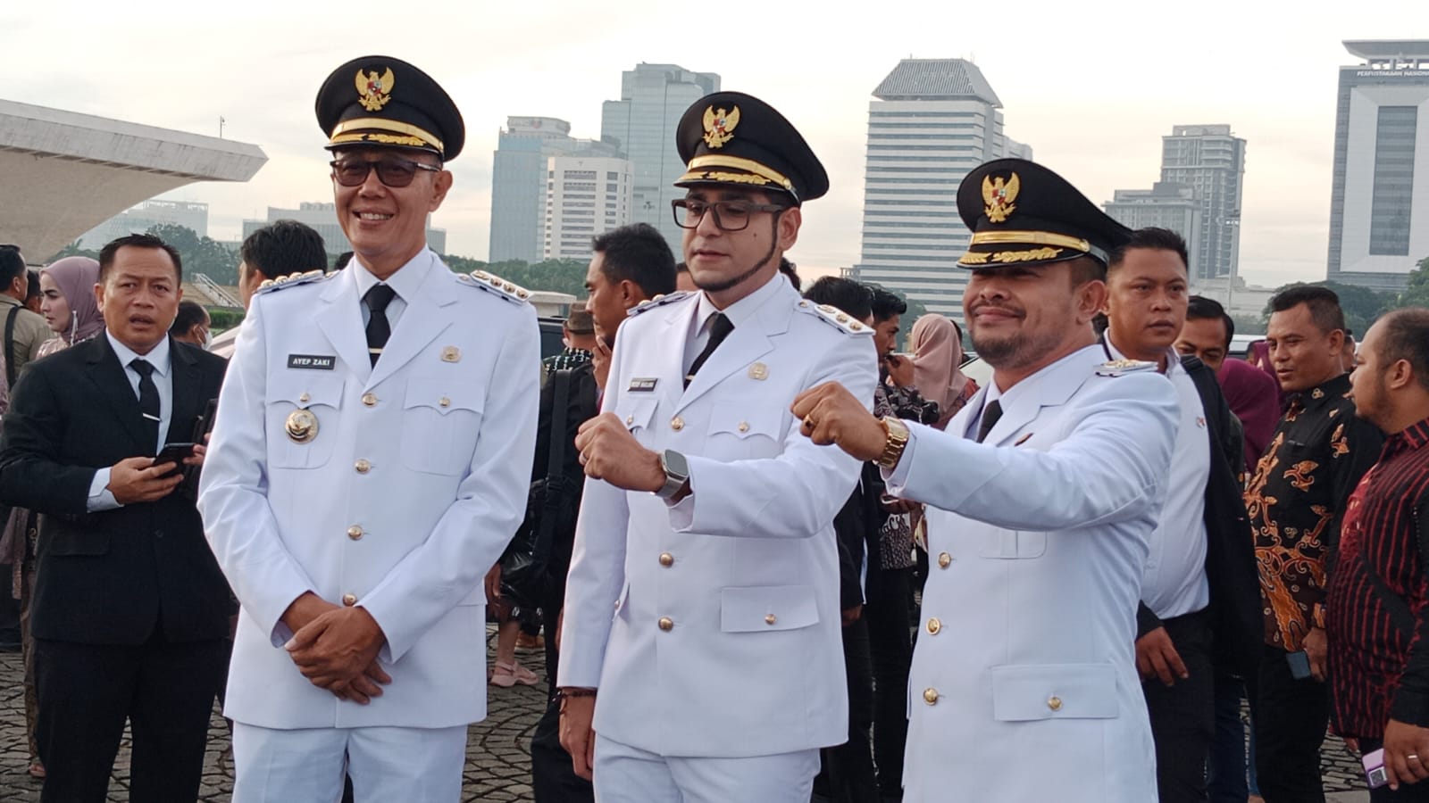 Wali Kota dan Wakil Wali Kota Sukabumi terpilih Ayep Zaki-Bobby Maulana sampai ke di Tugu Monas. 