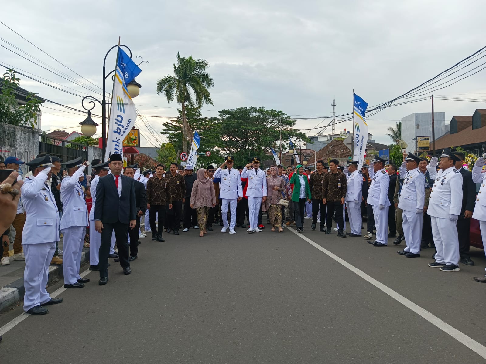 PENYAMBUTAN: Walikota dan Wakil Walikota Ayep Zaki-Bobby Maulana disambut meriah di Halaman Balai Kota Sukabumi, Kamis (20/2). (FT: BAMBANG/RADARSUKABUMI)