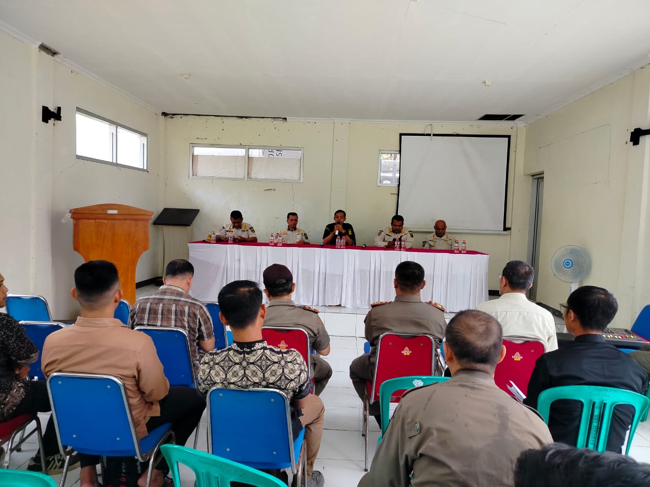 Suasana saat personel satpol PP evaluasi bersama di aula rapat kantor kecamatan Cikakak.(FOTO : NANDI/ RADARSUKABUMI)