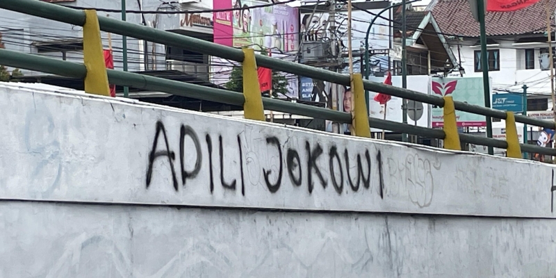 Graffiti bertulisan "Adili Jokowi"/Ist