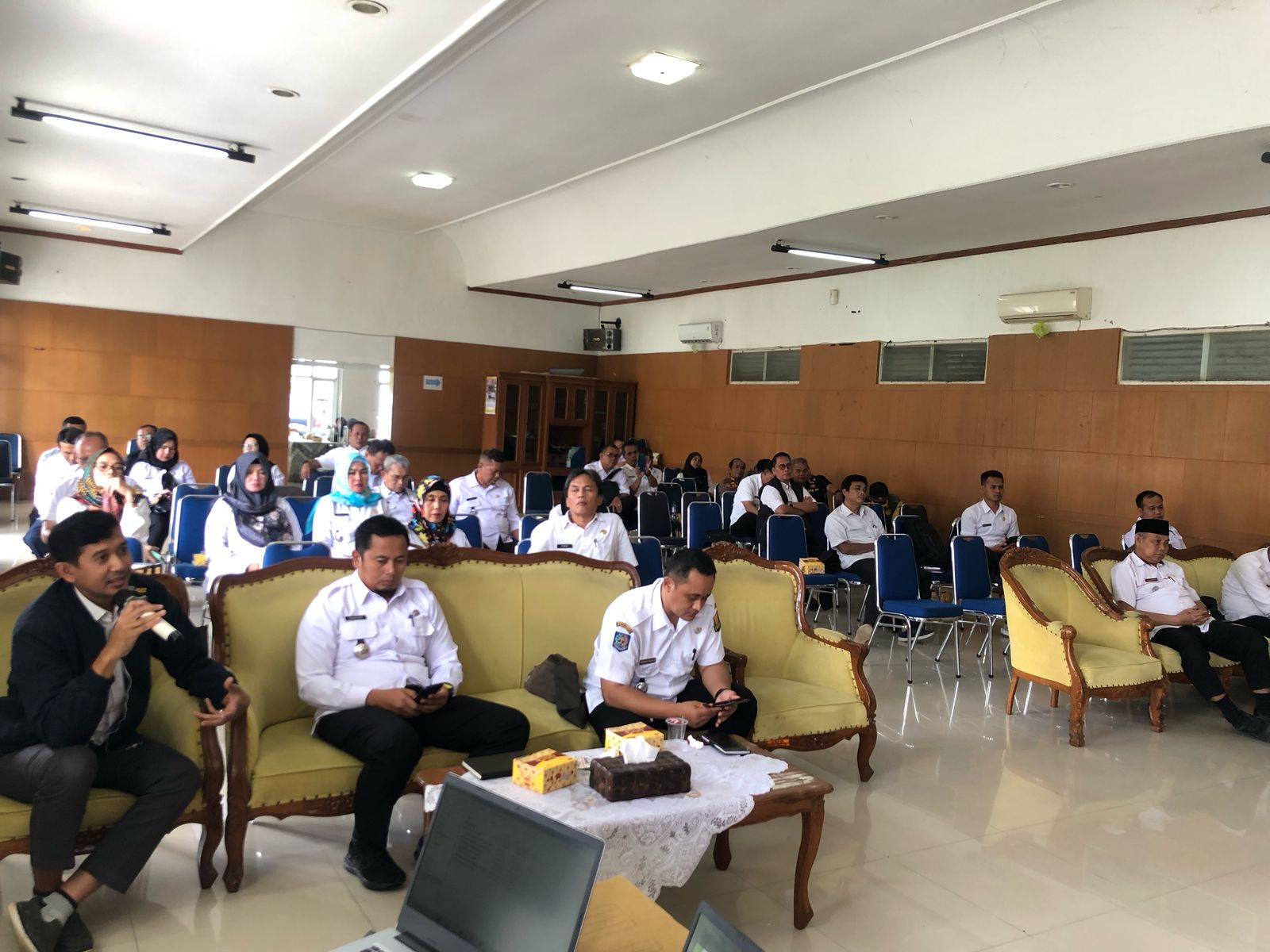 ANTUSIAS : Puluhan camat se Kabupaten Sukabumi, saat mengikuti Bimtek PBG bersama DPMPTSP Kabupaten Sukabumi di Gedung Pendopo Sukabumi pada Rabu (26/02).(FOTO : DENDI/RADAR SUKABUMI)