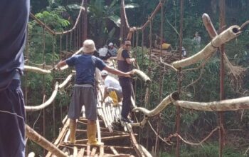 GOTONG ROYONG : Warga saat swadaya perbaiki jembatan Jantake yang menghubungkan Desa Sasagaran, Kecamatan Kebonpedes, dengan Desa Buniwangi, Kecamatan Gegerbitung, Kabupaten Sukabumi.(FOTO : UNTUK RADAR SUKABUMI)