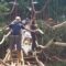 GOTONG ROYONG : Warga saat swadaya perbaiki jembatan Jantake yang menghubungkan Desa Sasagaran, Kecamatan Kebonpedes, dengan Desa Buniwangi, Kecamatan Gegerbitung, Kabupaten Sukabumi.(FOTO : UNTUK RADAR SUKABUMI)